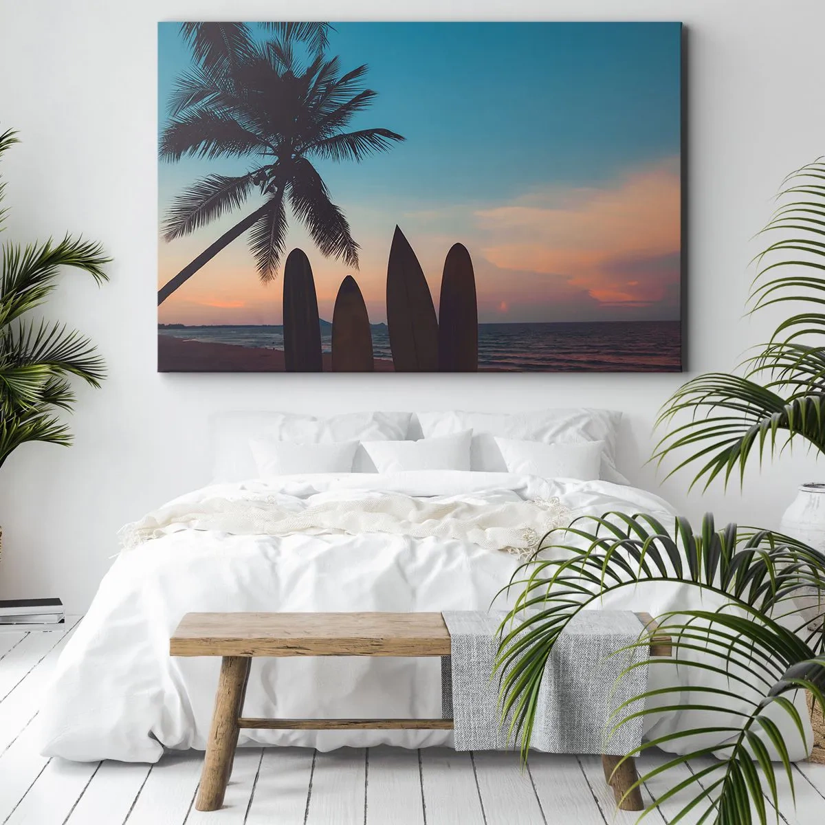 Vászonkép - Szörfdeszkák egy pálmafa és egy naplemente hátterében - 70x50cm - Holnap is móká lesz - Modern fali dekoráció nappalihoz és hálószobához ARTTOR