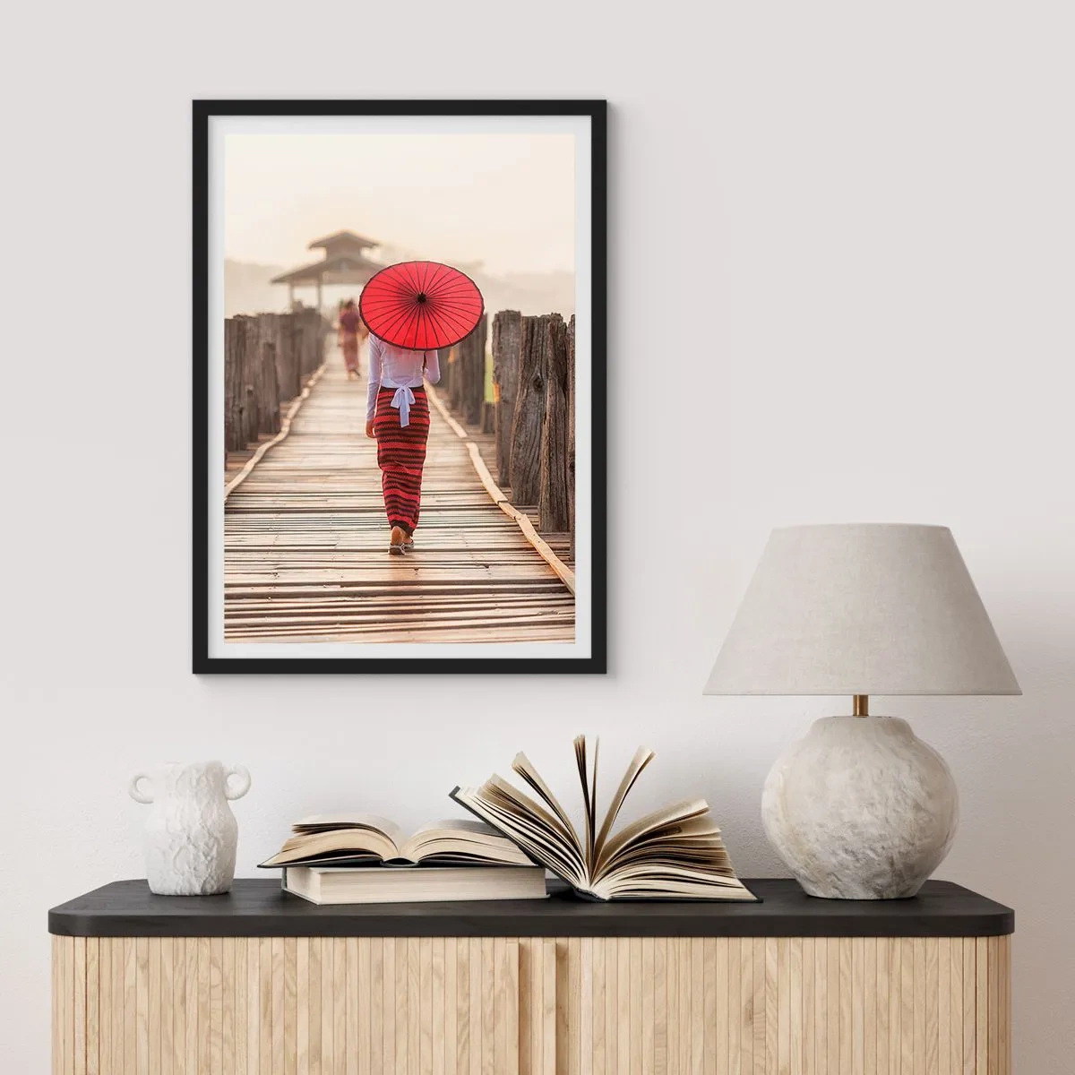 Poszter fehér keretben - Egy nő piros esernyővel egy fahídon - 50x70cm - A régi hídon - Modern fali dekoráció nappalihoz és hálószobához ARTTOR