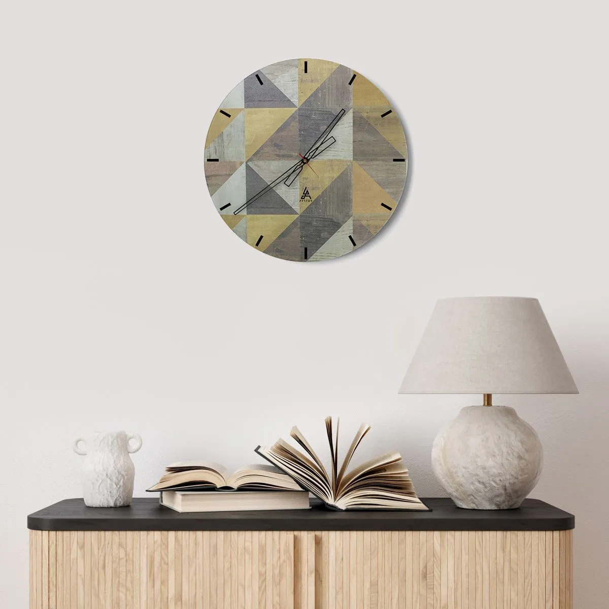 Falióra, Óra - Geometriai minta háromszögekből szürke és bézs árnyalatokban - 30x30cm - A háromszög szögében - Modern fali dekoráció nappalihoz, konyhához és hálószobához ARTTOR