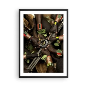 Poszter fehér keretben - Kezek hagyományos karkötőkben, a közösség gesztusaként - 50x70cm - Együtt vagyunk - Modern fali dekoráció nappalihoz és hálószobához ARTTOR