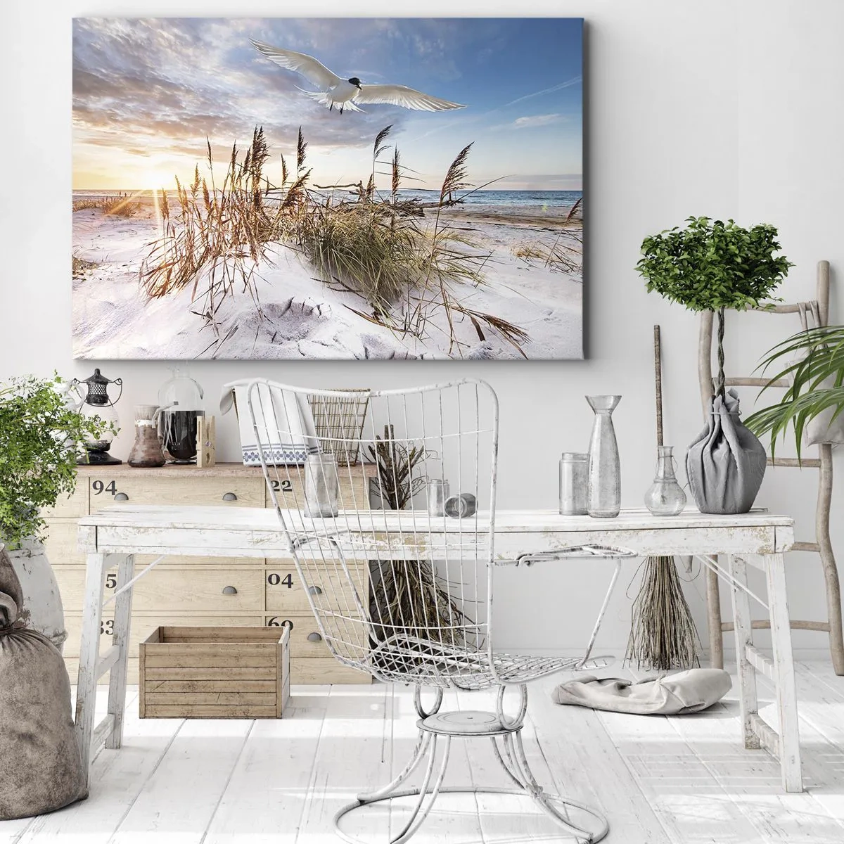 Vászonkép - Strand, ahol sirályok repülnek naplementekor - 70x50cm - A tengeri szél - Modern fali dekoráció nappalihoz és hálószobához ARTTOR