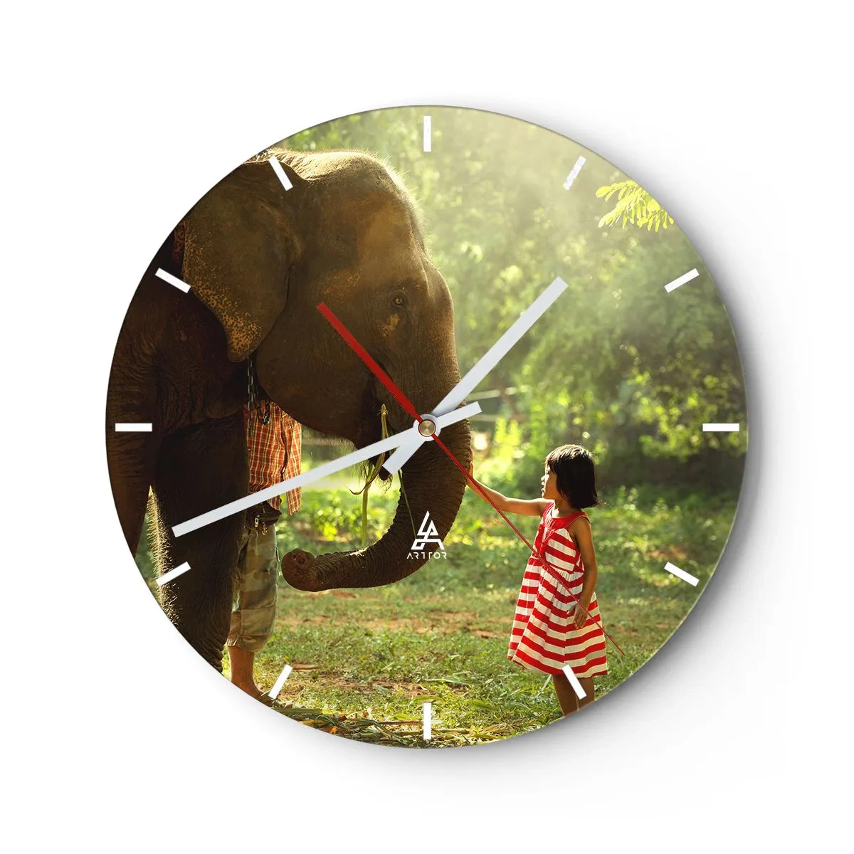Falióra, Óra - Egy piros ruhás lány megérint egy elefánt ormányát az erdőben. - 30x30cm - A barátság ereje - Modern fali dekoráció nappalihoz, konyhához és hálószobához ARTTOR