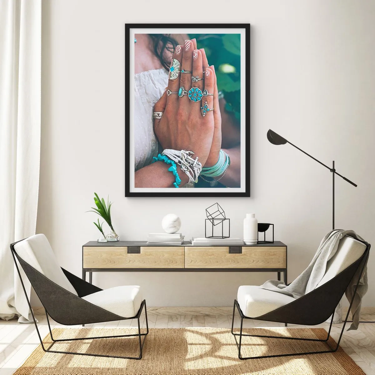 Poszter fehér keretben - Bohém stílusú ékszerekkel díszített kezek - 50x70cm - Üdvözöljük a lét középpontjában - Modern fali dekoráció nappalihoz és hálószobához ARTTOR
