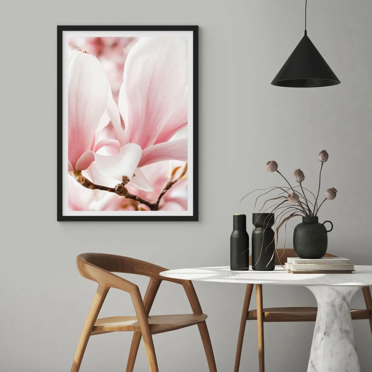 Poszter fehér keretben - Finom rózsaszín magnólia szirmok elmosódott háttéren - 50x70cm - Határtalan gyengédség - Modern fali dekoráció nappalihoz és hálószobához ARTTOR
