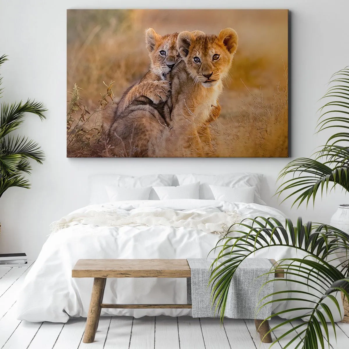 Vászonkép - Imádnivaló oroszlánkölykök természetes környezetükben - 70x50cm - Ne zavarni! Szórakozunk - Modern fali dekoráció nappalihoz és hálószobához ARTTOR