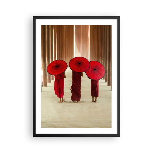 Poszter fehér keretben - Piros esernyős szerzetesek a templom folyosóin - 50x70cm - Útban a Tiszta Föld felé - Modern fali dekoráció nappalihoz és hálószobához ARTTOR