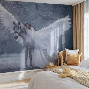 Fotótapéta Standard Eco - Egy nő szárnyas fehér lovon egy varázslatos erdőben - 100x70cm - Egy ihletett pillanat - Modern fali dekoráció nappalihoz és hálószobához ARTTOR