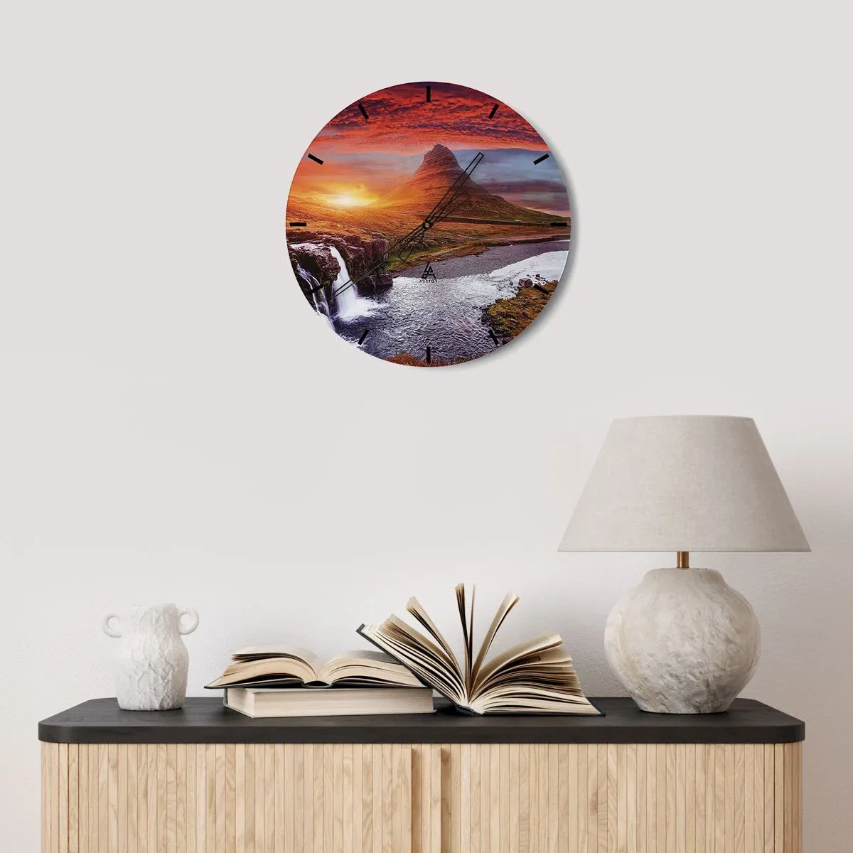 Falióra, Óra - Festői táj heggyel, vízeséssel és naplementével - 30x30cm - Középfölde kilátása - Modern fali dekoráció nappalihoz, konyhához és hálószobához ARTTOR