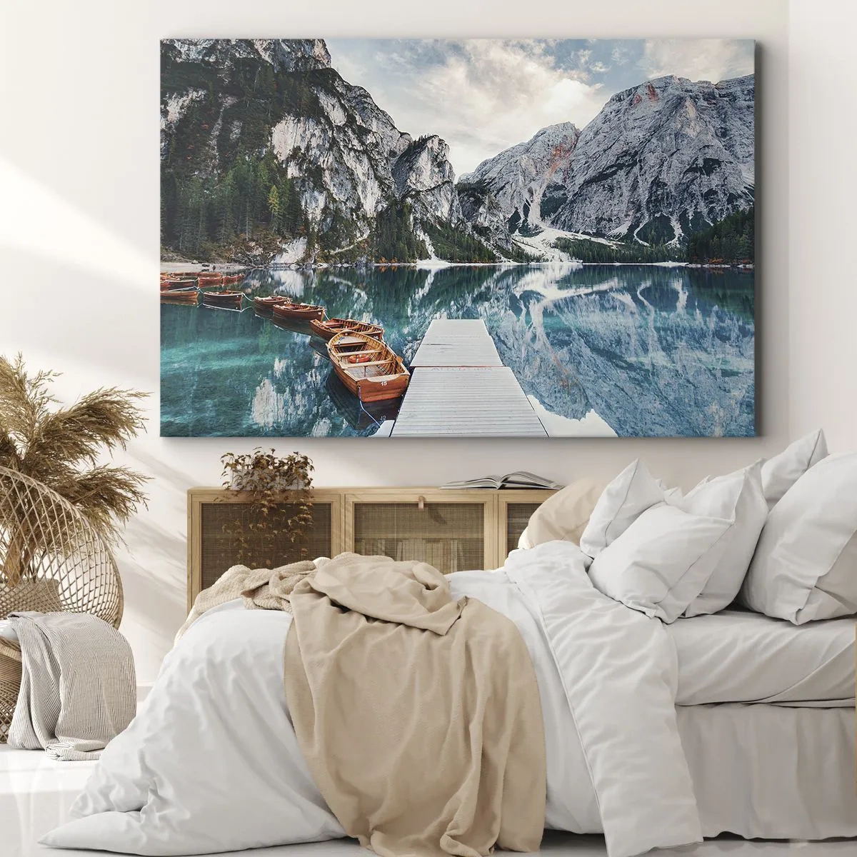Vászonkép - Egy tó, ahol csónakok vannak, hegyek veszik körül - 70x50cm - Megmutatjuk a szépséget - Modern fali dekoráció nappalihoz és hálószobához ARTTOR