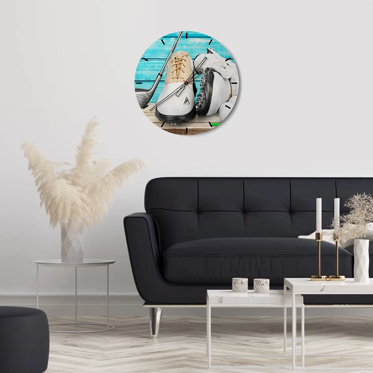 Falióra, Óra - Golfcipők, golfütő és labdák kék fa háttér előtt - 30x30cm - Minden kész - Modern fali dekoráció nappalihoz, konyhához és hálószobához ARTTOR