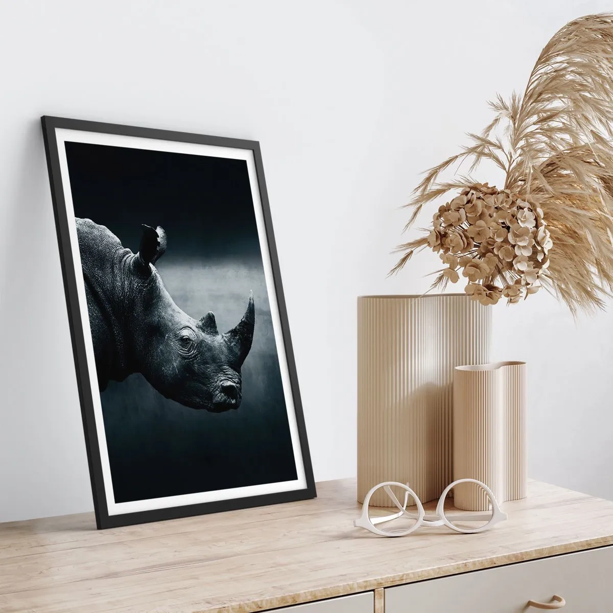 Poszter fehér keretben - Fekete-fehér portré egy orrszarvúról sötét háttér előtt - 50x70cm - Jobb profil - Modern fali dekoráció nappalihoz és hálószobához ARTTOR