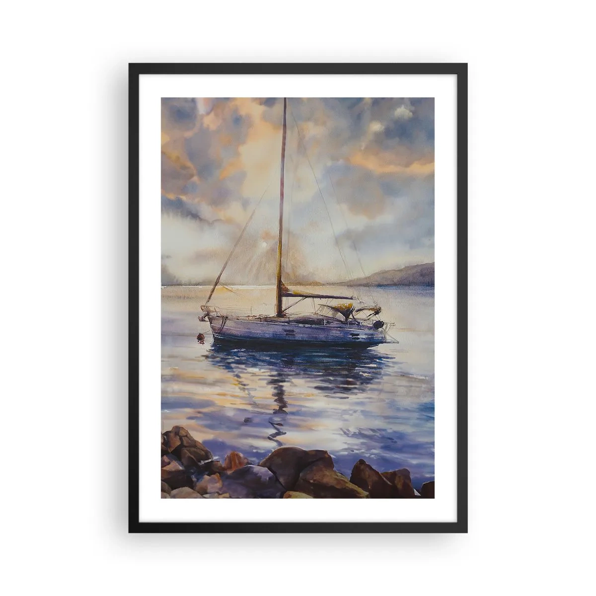 Poszter fehér keretben - Egy vitorláshajó nyugodt vízen a naplemente fényében - 50x70cm - Este az öbölben - Modern fali dekoráció nappalihoz és hálószobához ARTTOR