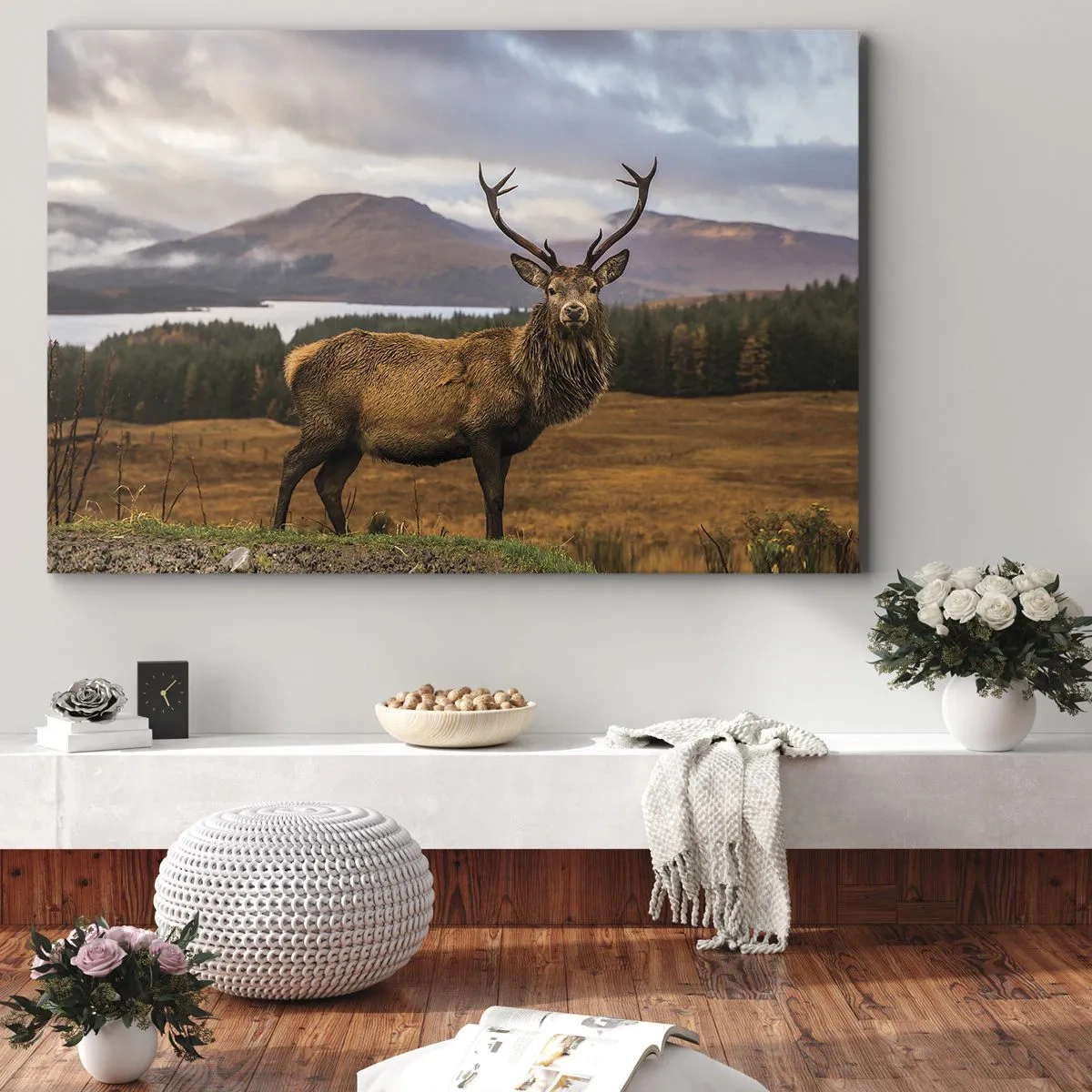 Vászonkép - Egy szarvas a hegyi táj, tavak és erdő hátterében. - 70x50cm - A természet fensége - Modern fali dekoráció nappalihoz és hálószobához ARTTOR