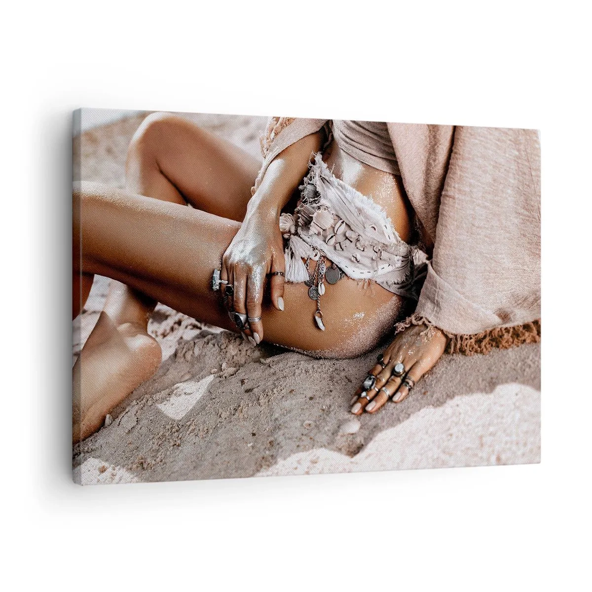 Vászonkép - Bohém nő ékszerekkel a strandon - 70x50cm - A hullámok vetettek partra? - Modern fali dekoráció nappalihoz és hálószobához ARTTOR