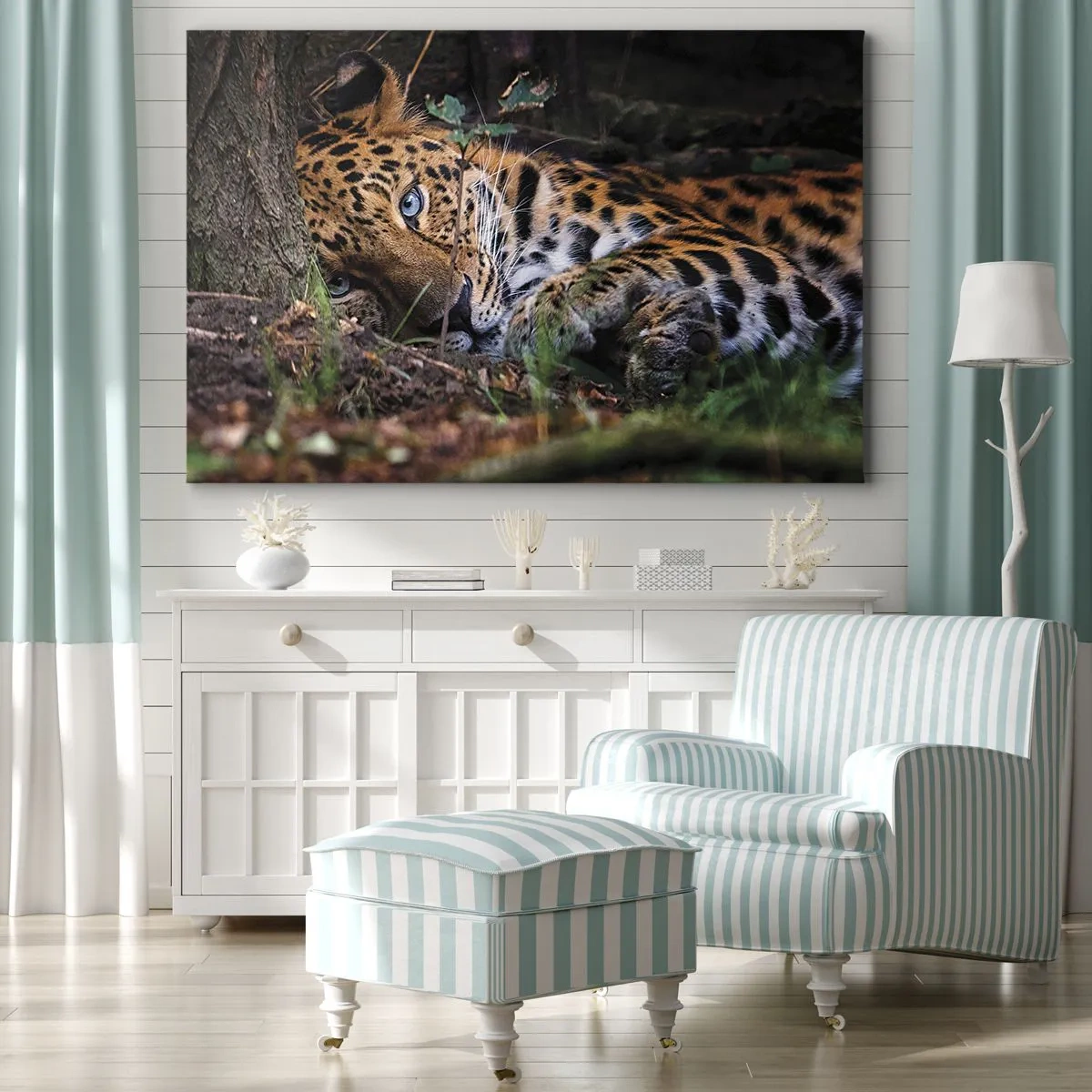 Vászonkép - Egy leopárd fekszik a fák árnyékában - 70x50cm - Bízz bennem - Modern fali dekoráció nappalihoz és hálószobához ARTTOR