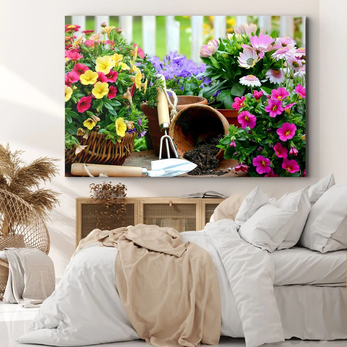 Vászonkép - Színes virágok cserépben, kerti szerszámokkal az asztalon - 70x50cm - Zosia kertje - Modern fali dekoráció nappalihoz és hálószobához ARTTOR