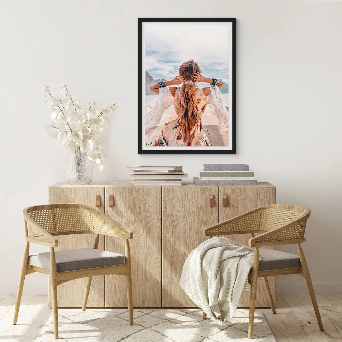 Poszter fehér keretben - Nő bohém ruhában, kilátással a tengerre - 50x70cm - Az út a boldogság felé - Modern fali dekoráció nappalihoz és hálószobához ARTTOR