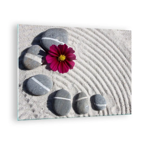 Üveg kép - Fehér csíkos kövek és egy lila virág a homokban zen stílusban - 70x50cm - A természet varázskörének energiája és békéje - Modern fali dekoráció nappalihoz és hálószobához ARTTOR