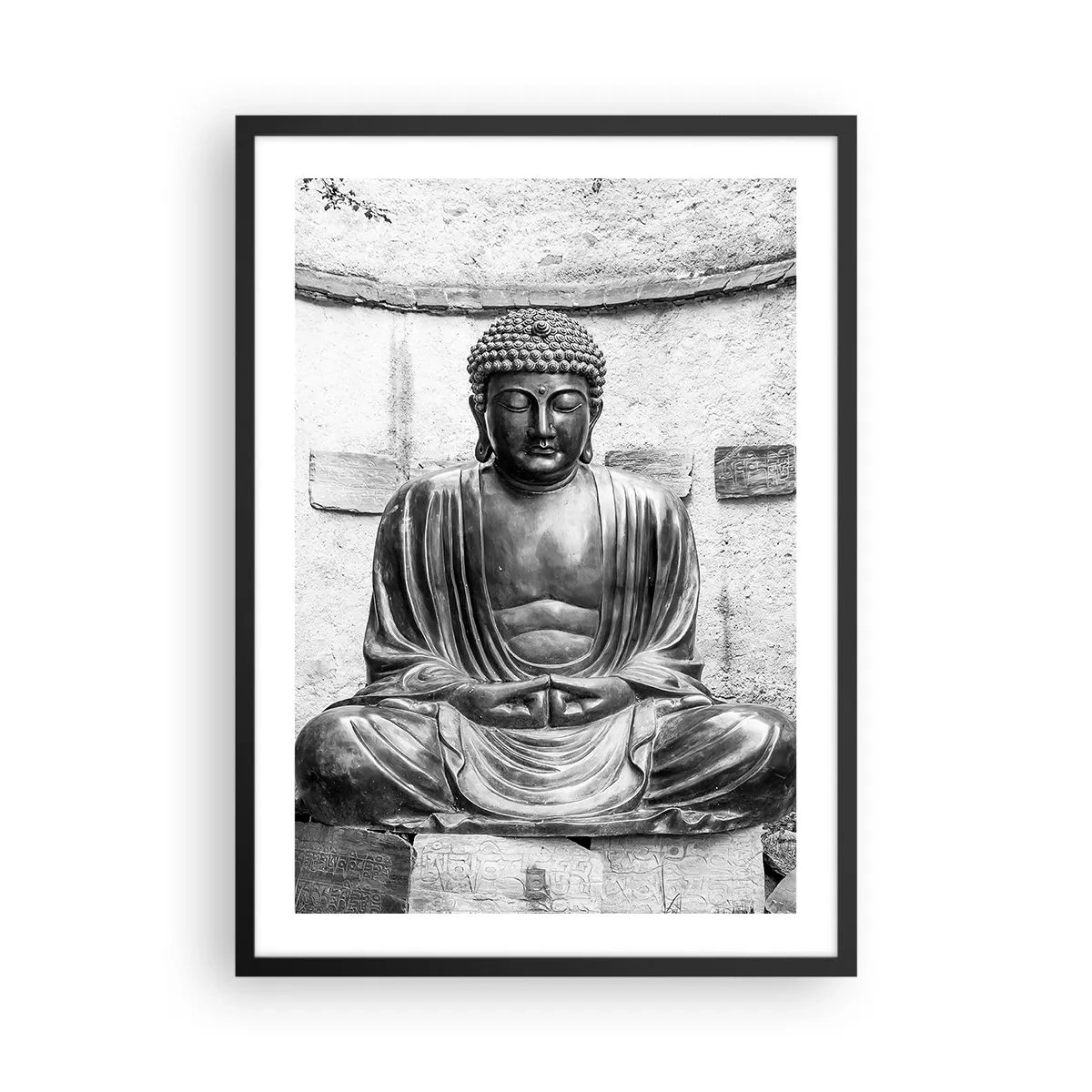 Poszter fehér keretben - Buddha szobra meditatív pózban, monokróm tónusokkal - 50x70cm - A béke forrásánál - Modern fali dekoráció nappalihoz és hálószobához ARTTOR
