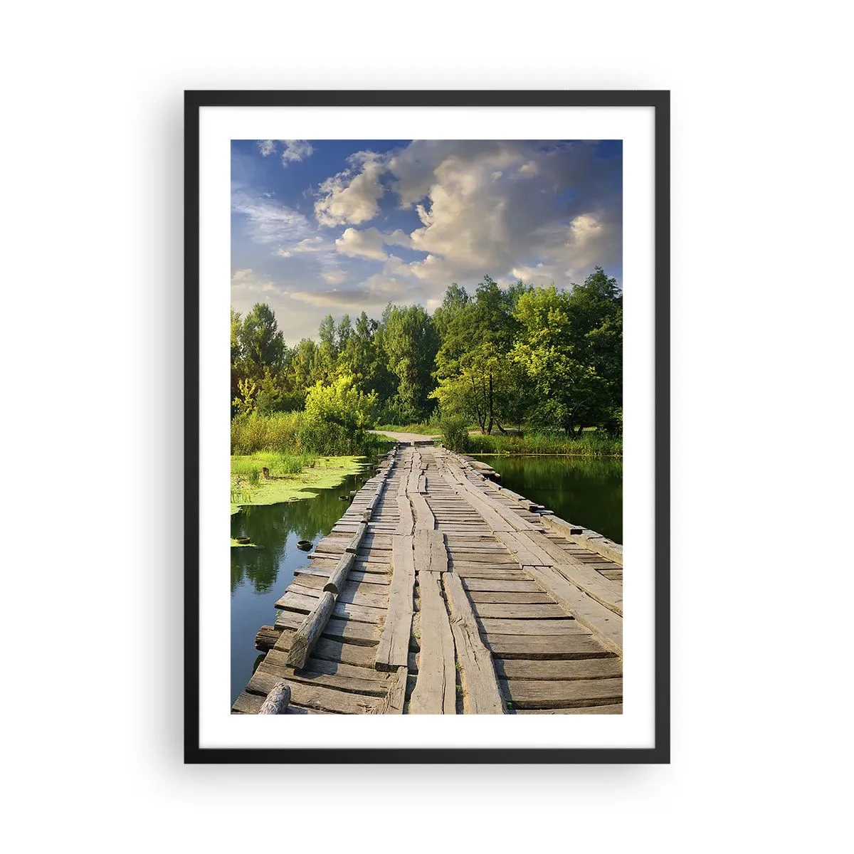 Poszter fehér keretben - Egy fahíd egy zöld növényzettel körülvett folyó felett - 50x70cm - Nyár, mindenhol nyár - Modern fali dekoráció nappalihoz és hálószobához ARTTOR