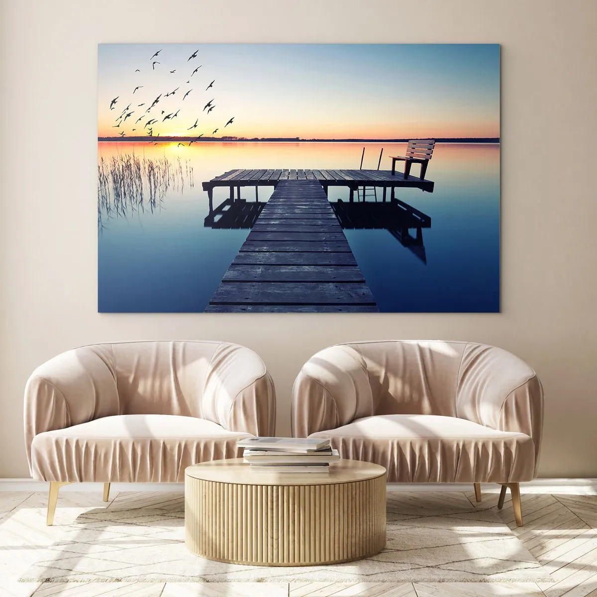 Üveg kép - Egy móló a tavon, kilátással a naplementére és a repülő madarakra - 70x50cm - Jó nap volt - Modern fali dekoráció nappalihoz és hálószobához ARTTOR