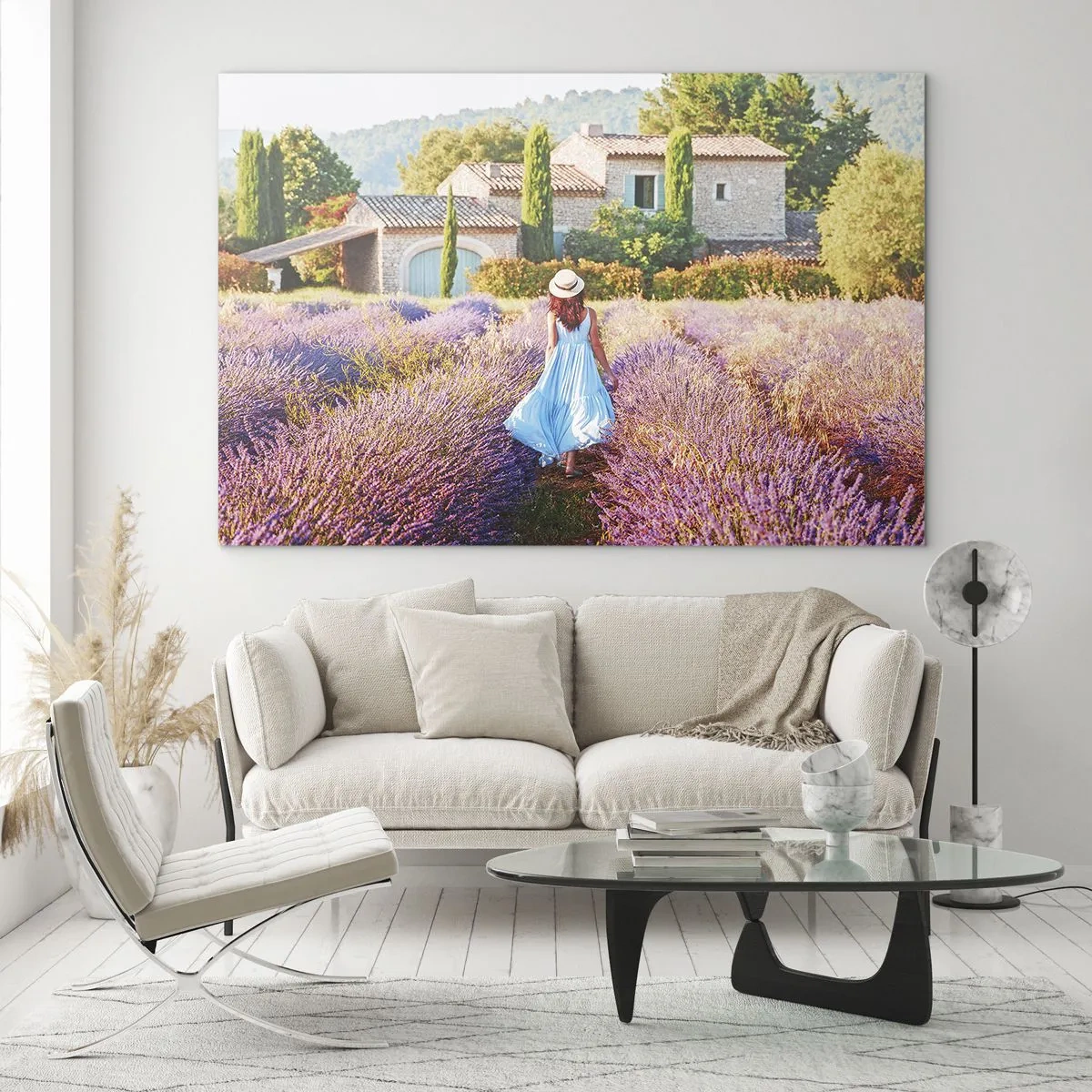 Üveg kép - Egy ruhás nő sétál át a levendulamezőn - 70x50cm - Levendula lány - Modern fali dekoráció nappalihoz és hálószobához ARTTOR