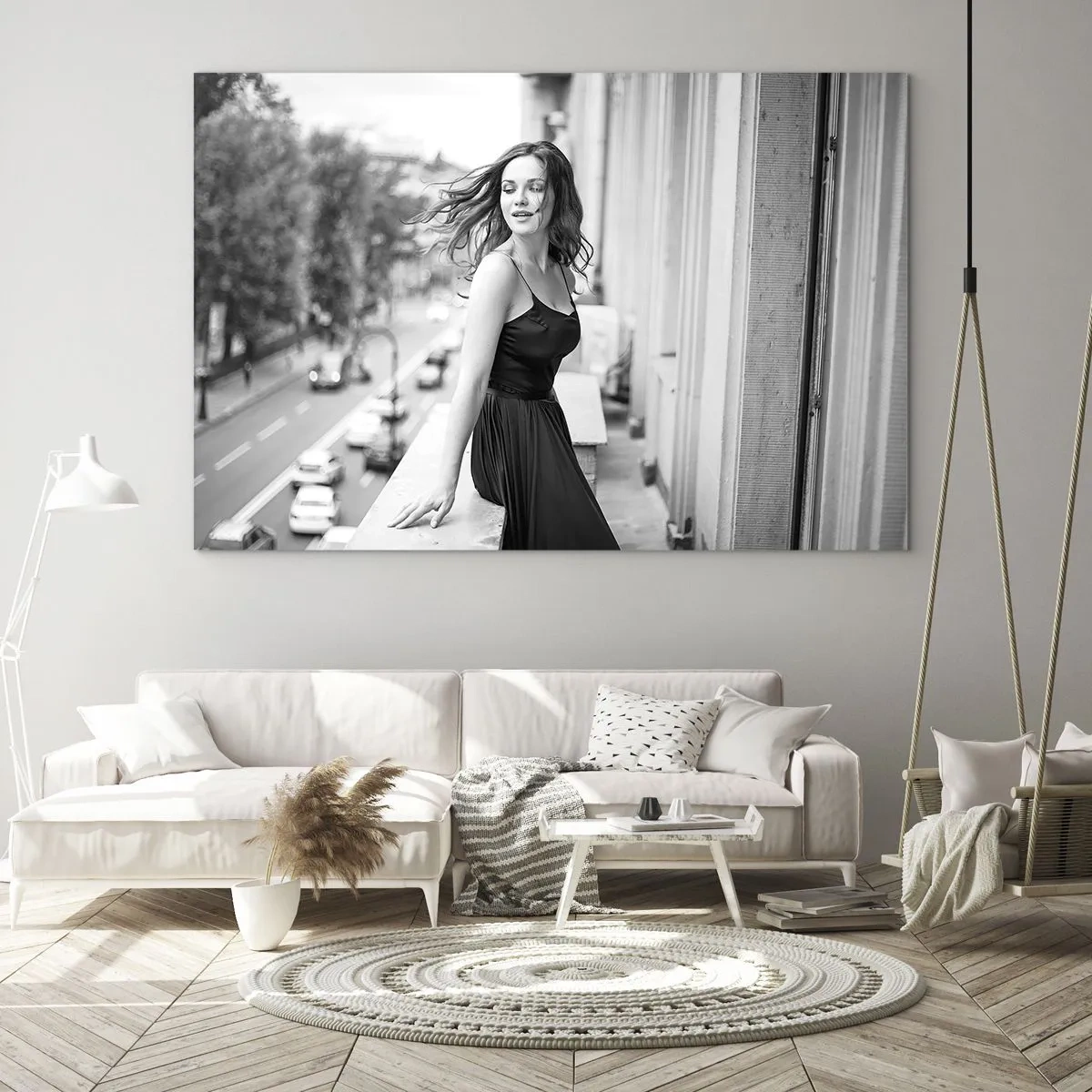 Üveg kép - Egy fekete ruhás nő egy párizsi stílusú erkélyen - 70x50cm - Biztosan párizsi - Modern fali dekoráció nappalihoz és hálószobához ARTTOR