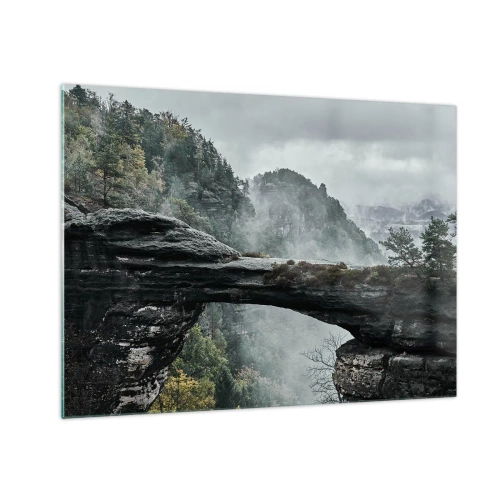 Üveg kép - Egy kőhíd ködös hegyek és erdei táj között - 70x50cm - A kaland hamarosan kezdődik - Modern fali dekoráció nappalihoz és hálószobához ARTTOR