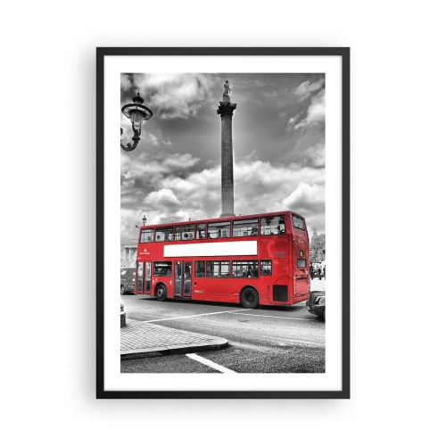 Poszter fehér keretben - Egy piros busz egy fekete-fehér városi háttér előtt - 50x70cm - A város igazi vérkeringése - Modern fali dekoráció nappalihoz és hálószobához ARTTOR