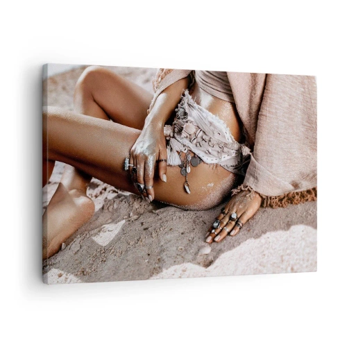 Vászonkép - Bohém nő ékszerekkel a strandon - 70x50cm - A hullámok vetettek partra? - Modern fali dekoráció nappalihoz és hálószobához ARTTOR