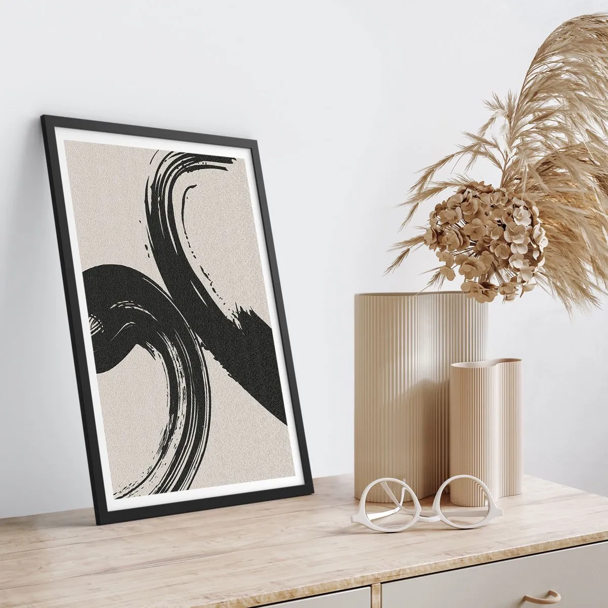 Poszter fehér keretben - Dinamikus ecsetvonások bézs háttéren - 50x70cm - Söprő és körkörös - Modern fali dekoráció nappalihoz és hálószobához ARTTOR