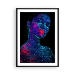 Poszter fehér keretben - Egy nő, akit UV-fényben fluoreszkáló pollen borít. - 50x70cm - A csillagporban - Modern fali dekoráció nappalihoz és hálószobához ARTTOR