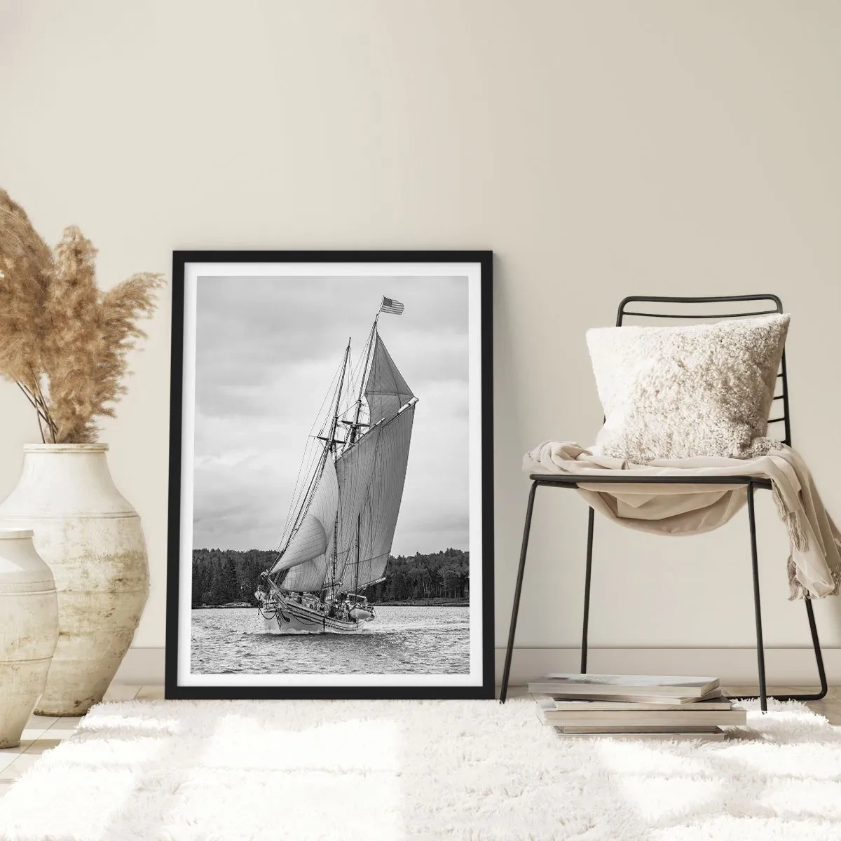 Poszter fehér keretben - Egy vitorlás hajó nagy vitorlákkal vitorlázik a tengeren fekete-fehérben - 50x70cm - A szél testvérei - Modern fali dekoráció nappalihoz és hálószobához ARTTOR