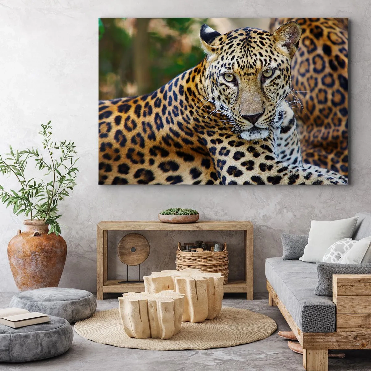 Vászonkép - Jaguár pihen természetes környezetben, zöld háttérrel. - 70x50cm - Vad és nyugott - Modern fali dekoráció nappalihoz és hálószobához ARTTOR