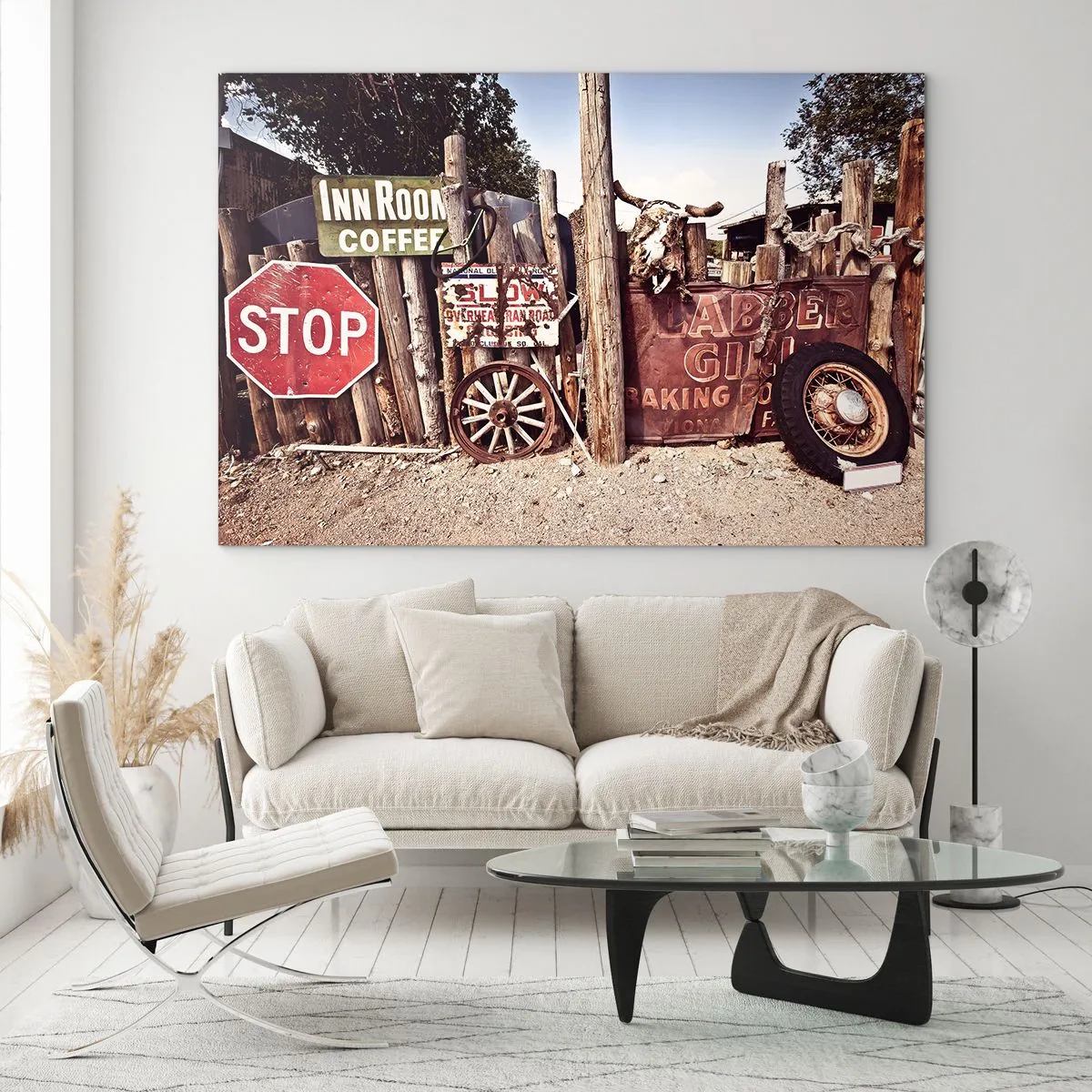 Üveg kép - Fából készült kerítés vintage táblákkal és kerekekkel - 70x50cm - És megállt az idő - Modern fali dekoráció nappalihoz és hálószobához ARTTOR