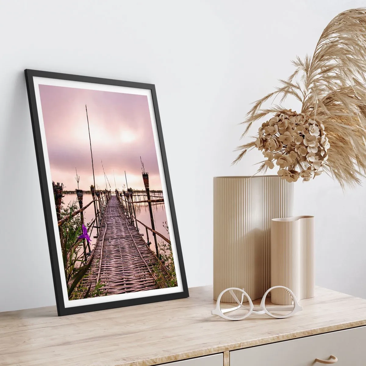 Poszter fehér keretben - Bambuszhíd nyugodt víz felett alkonyatkor - 50x70cm - Nyugalom és csend Ázsiában - Modern fali dekoráció nappalihoz és hálószobához ARTTOR