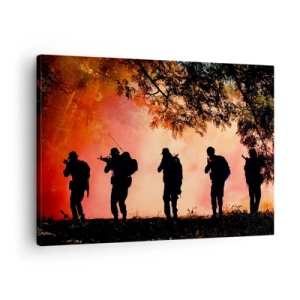 Vászonkép - Katonák sziluettjei az erdőben a narancssárga égbolt ellen - 70x50cm - … Mindenki egyért. - Modern fali dekoráció nappalihoz és hálószobához ARTTOR