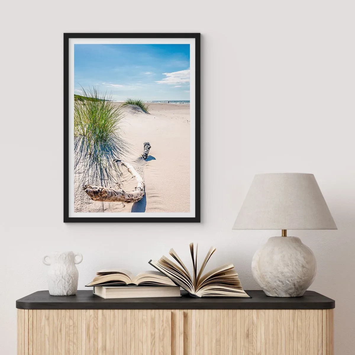 Poszter fehér keretben - Dűnékkel, fűvel és ágakkal teli strand a napfényben - 50x70cm - A leggyönyörűbb? A Balti - Modern fali dekoráció nappalihoz és hálószobához ARTTOR
