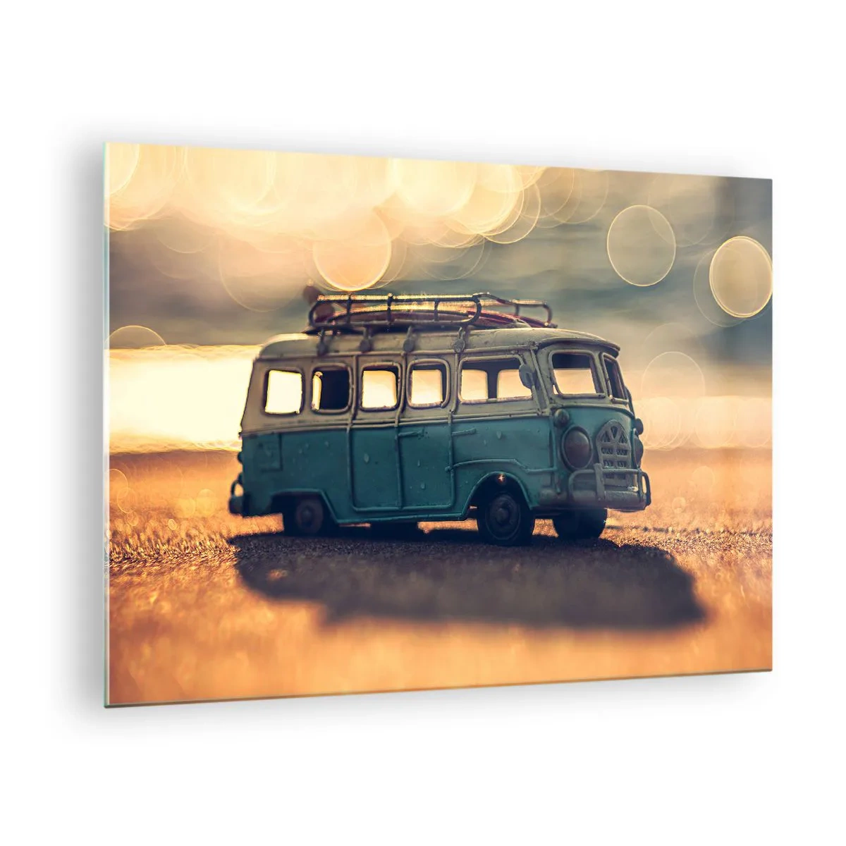 Üveg kép - Vintage játékbusz a tengerparton naplementekor - 70x50cm - Vége a bálványoknak: pénznek és munkának - Modern fali dekoráció nappalihoz és hálószobához ARTTOR