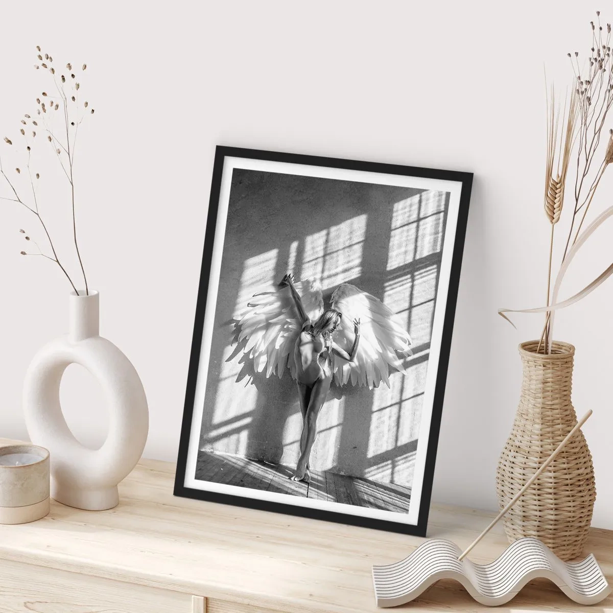 Poszter fehér keretben - Fekete-fehér fénykép egy angyalszárnyú nőről - 50x70cm - Egyenesen az égből - Modern fali dekoráció nappalihoz és hálószobához ARTTOR