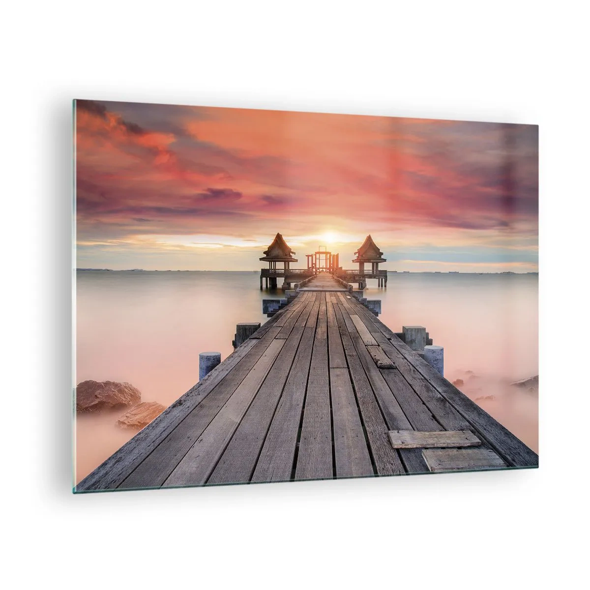 Üveg kép - Fa móló, amely vízparti pavilonokhoz vezet naplementekor - 70x50cm - Nyugat keleten - Modern fali dekoráció nappalihoz és hálószobához ARTTOR