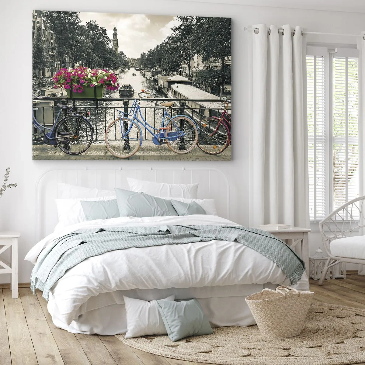 Vászonkép - Egy híd kerékpárokkal és virágokkal egy csatorna felett Amszterdamban - 70x50cm - Az amszterdami utca színei - Modern fali dekoráció nappalihoz és hálószobához ARTTOR