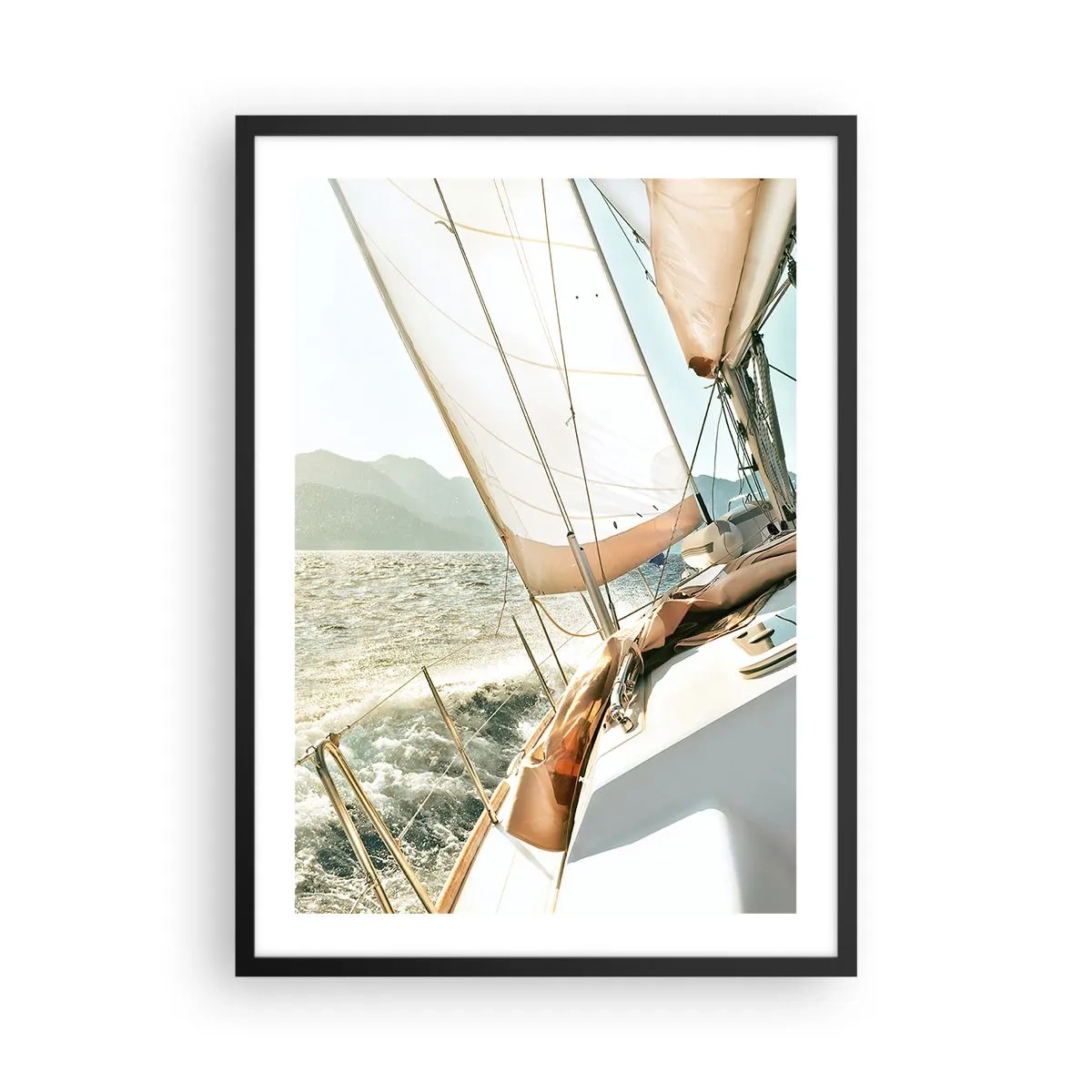 Poszter fehér keretben - Egy jacht teljes vitorlával a nyílt tengeren a napsütésben - 50x70cm - Dagadó vitorlákkal - Modern fali dekoráció nappalihoz és hálószobához ARTTOR