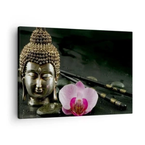 Vászonkép - Egy Buddha-szobor orchideával és pálcikával, kövekkel díszített háttér előtt - 70x50cm - A bölcsesség és a szépség harmóniája - Modern fali dekoráció nappalihoz és hálószobához ARTTOR