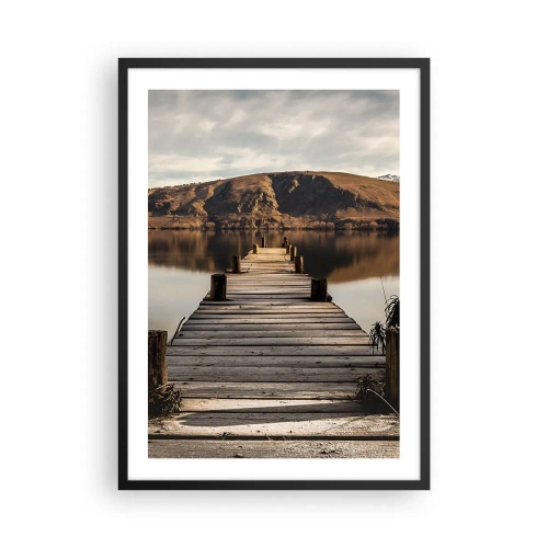 Poszter fehér keretben - Egy fából készült móló vezet egy nyugodt tóhoz, hegyi háttérrel - 50x70cm - Táj a csendben - Modern fali dekoráció nappalihoz és hálószobához ARTTOR