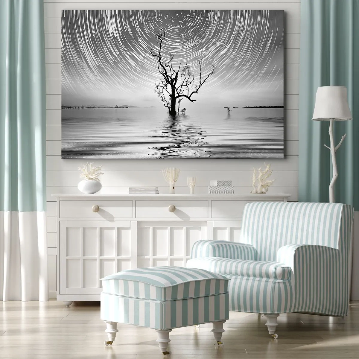 Vászonkép - Egy fa a vízben, mozgó csillagokkal teli éjszakai égbolt alatt - 70x50cm - A természet szimfóniája - Modern fali dekoráció nappalihoz és hálószobához ARTTOR