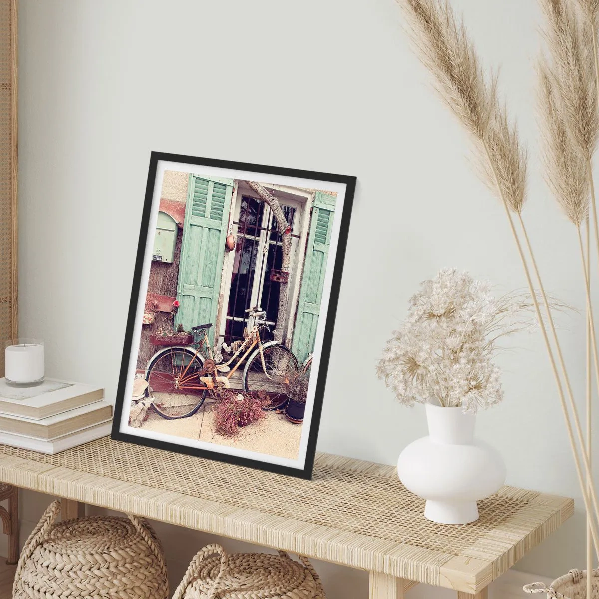 Poszter fehér keretben - Egy régi bicikli a zöld fa redőnyök előtt - 50x70cm - Éljen a tartomány - Modern fali dekoráció nappalihoz és hálószobához ARTTOR