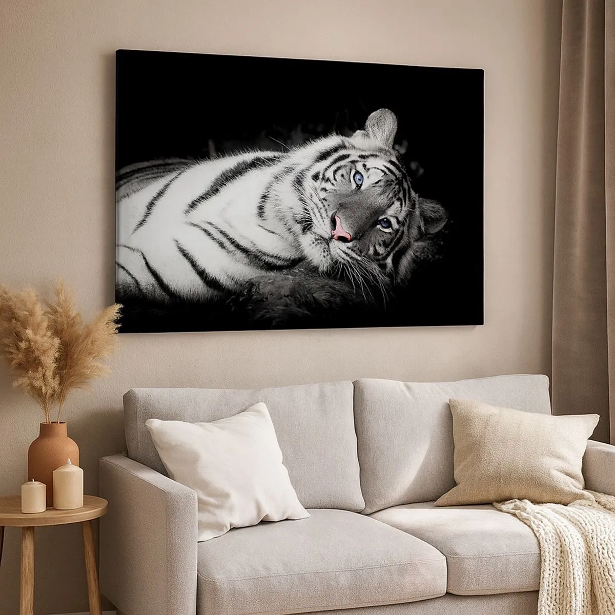 Vászonkép - Egy művészien kirajzolt fehér tigris fekete háttér előtt - 70x50cm - Vadság és nyugalom - Modern fali dekoráció nappalihoz és hálószobához ARTTOR