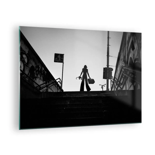 Üveg kép - Fekete-fehér sziluettje egy nőnek a városkép hátterében - 70x50cm - Városi vándorlás - Modern fali dekoráció nappalihoz és hálószobához ARTTOR