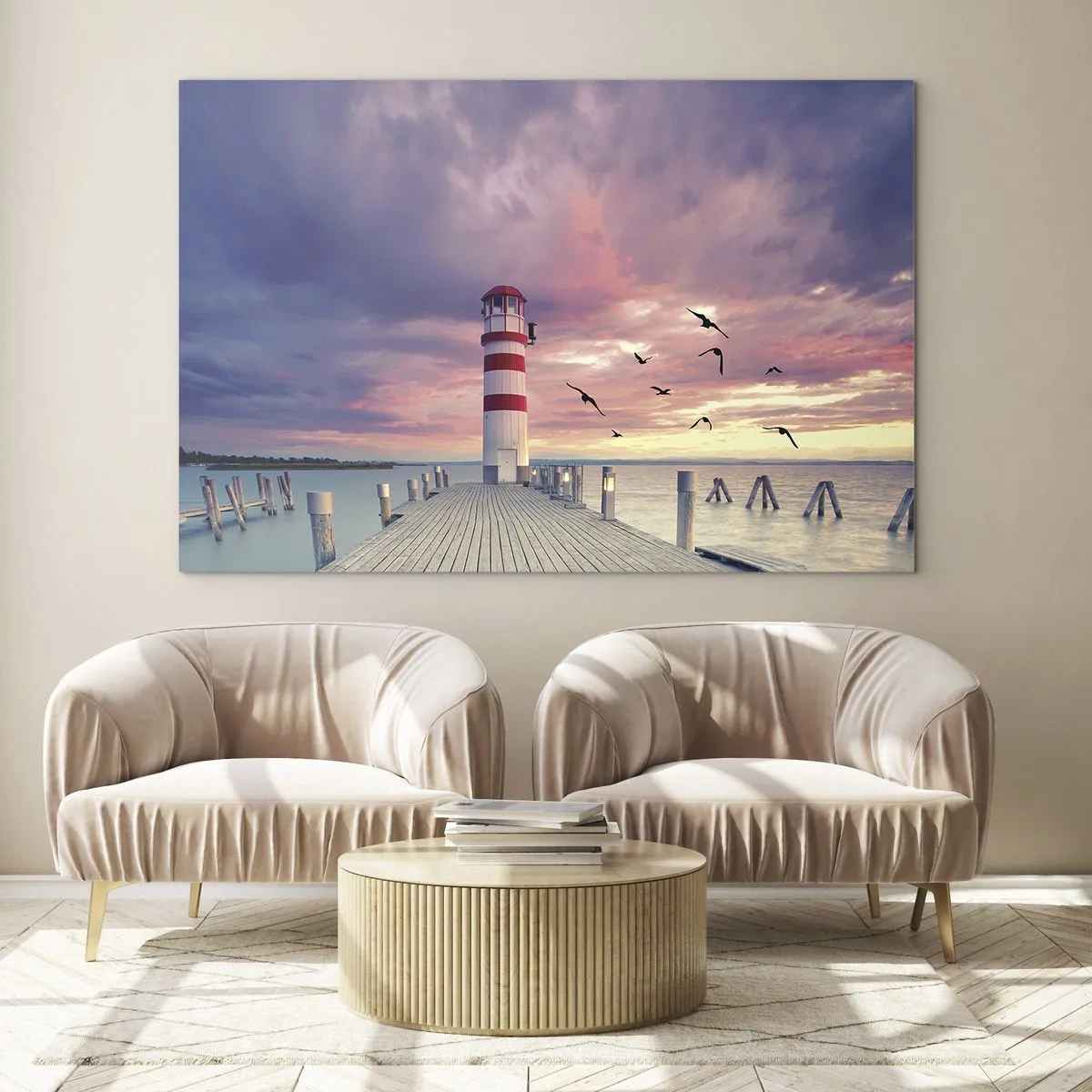 Üveg kép - Világítótorony a mólón naplementekor, madarakkal repülve - 70x50cm - Ideje a kikötőbe - Modern fali dekoráció nappalihoz és hálószobához ARTTOR